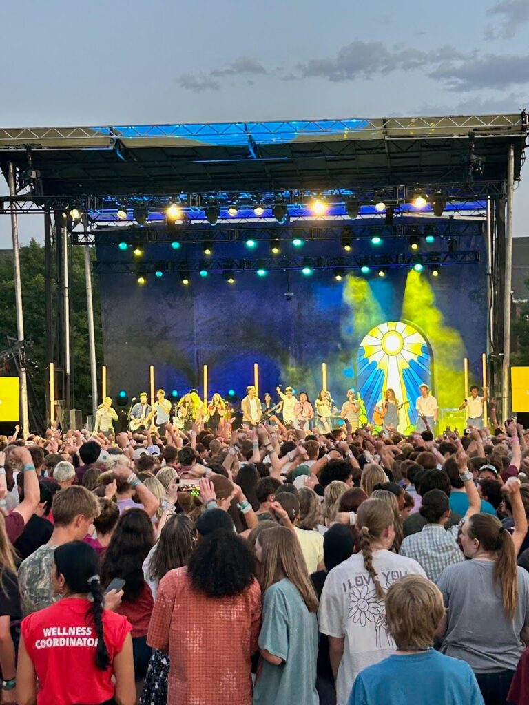 crowd dancing